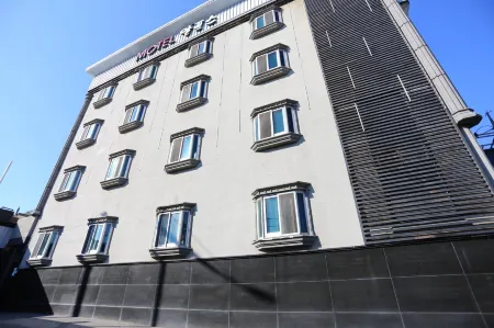 Hongcheon Alps Отели рядом с достопримечательностью «Hongcheon Saengmyeong Geongang Gwahakgwan»