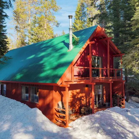 Mountain Cabin w/ Fireplace, Balcony & Easy Ski Access Bear Americana