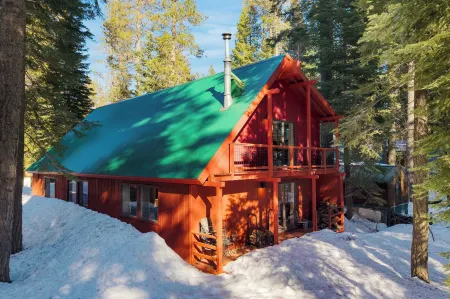 Mountain Cabin w/ Fireplace, Balcony & Easy Ski Access Bear Americana Отели рядом с достопримечательностью «Доннер Саммит Калифорния Стейт Снопарк»
