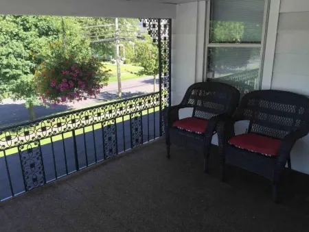 Cozy, Quaint, entire 1 Bedroom Apt.