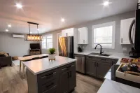 Modern 4 bedroom, 2 living room overlooking creek