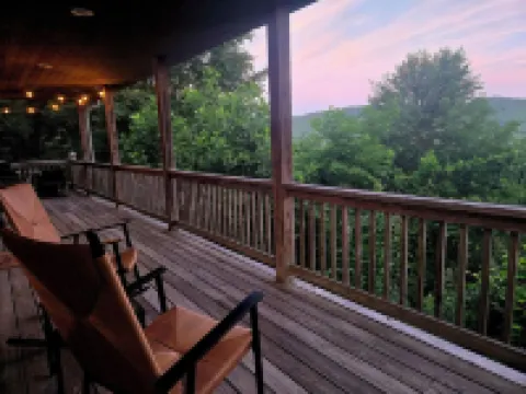 Boone/Blowing Rock Cabin: Hot Tub, Mountain Views, Sleeps 8, Peaceful, Private Hotels in Watauga