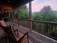 Boone/Blowing Rock Cabin: Hot Tub, Fireplace, Mountain View, Sleeps 8