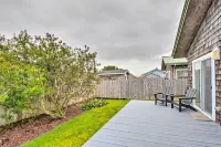 Airy Coastal Escape w/ Deck - Steps to Beach! - que admiten mascotas