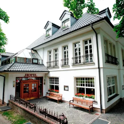 โรงแรมชลอส ฟรีเดชตรอม โรงแรมใกล้พระราชวังเบนราท
