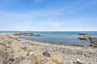 Expansive oceanfront 4+bdr home in KPT, pet friendly, breathtaking sunrise view! Hotel a Kennebunkport