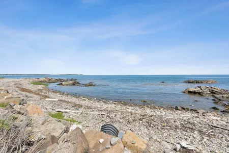 Expansive oceanfront 4+bdr home in KPT, pet friendly, breathtaking sunrise view! Отели в г. Кеннебанкпорт