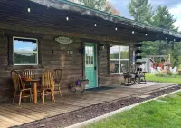 Country Creek Retreat: cozy 2-bedroom cabin with AC, WiFi, & forested privacy