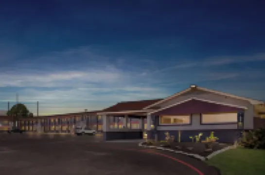 Econo Lodge Inn & Suites