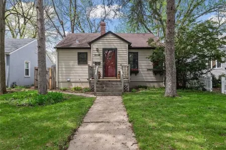 Convenient to lakes, bike trails, parks.  Dog-friendly. Fenced Yard. Отели рядом с достопримечательностью «Park Nicollet Eye Care and Optical Store St. Louis Park»