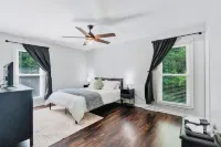 Modern Private Ranch•Very Fast WiFi•Vast Fenced Yard+Deck+Fire Pit!
