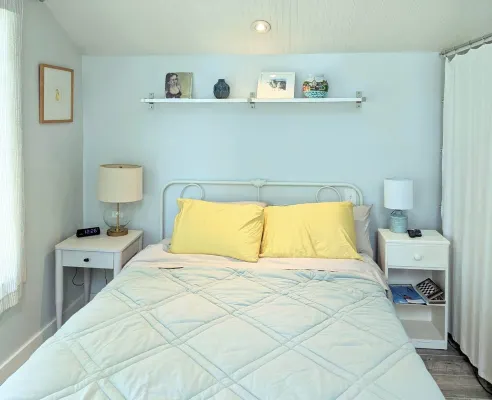 Cozy Seaside studio in charming Marblehead with AC, WiFi. Short walk to downtown