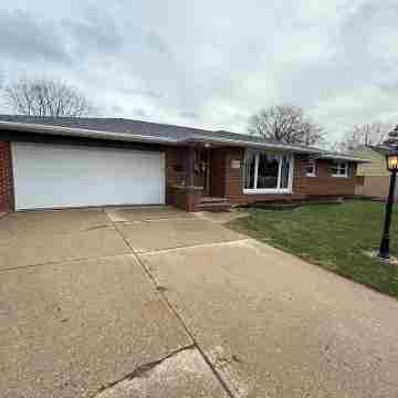 Charming 3-bedroom house with WiFi, AC in lovely Green Bay- close to Lambeau Hotel Exterior