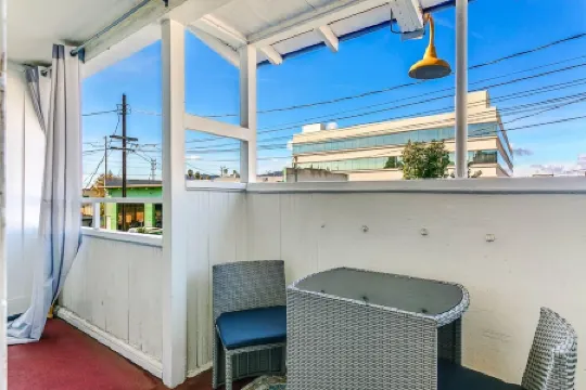 LONG TERM - EXTENDED STAY - ONE Block to City Center.   LUX Retro.  Free Parking