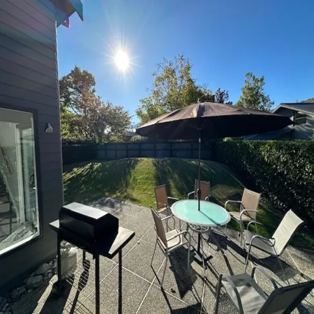 Chartres Retreat - sunny Arrowtown townhouse Отели рядом с достопримечательностью «Buckingham Street»