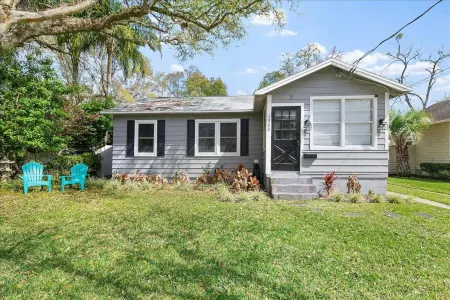 Convenient Location Near Vintage Shops and Cafes - Charming Escape