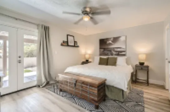 Spacious Comfort and Heated Pool - Charming Family Retreat Hotels in 