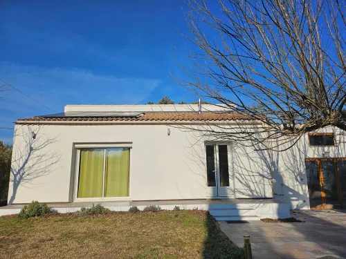 House on the banks of the Sorgue Hotels in Le Thor