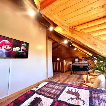 Three level cabin with Hot Tub
