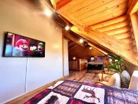 Three level cabin with Hot Tub
