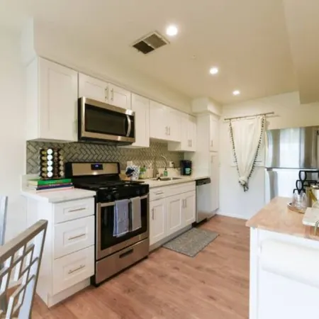 Modern 2/2 Glendale Condo, Parking, Washer/Dryer
