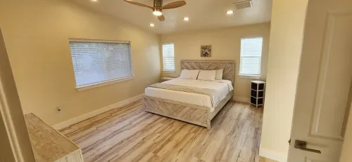 4-bedroom heated Pool house in lovely Osprey, 5 minutes to the beach