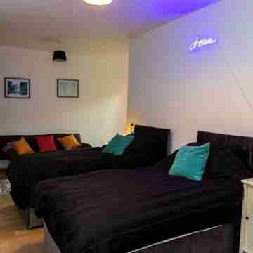 Smart Stay BnB | Fast WiFi | 3 Beds | Parking | Garden | Workspace Rooms