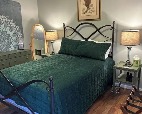 Charming 1-bedroom apartment in brilliant Ellwood City with WiFi, AC Hotels in Lawrence County