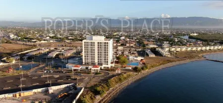 ROPER'S PLACE...Bayfront apartment/Balcony view Close to Kingston/Airport