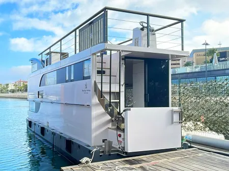 Boat Haus Mediterranean Experience Alcaidesa  la Linea Отели в г. Ла-Линеа-де-ла-Консепсьон