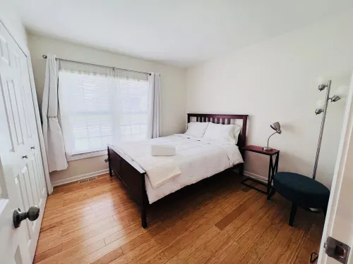 Modern Aesthetic 3br/1.5ba Family Haven w/ Yard 엘크그루브빌리지 호텔