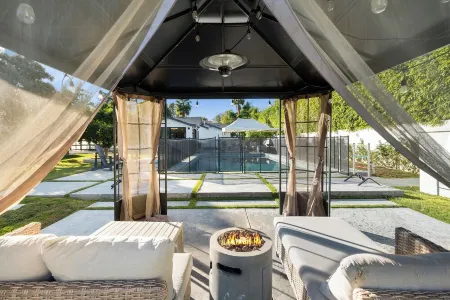 Amazing Villa in the heart of Tarzana Отели в г. Tarzana