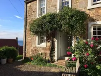 21 Shoregate - stylish cottage with sea views and secluded garden, pet-friendly Hotels in Crail