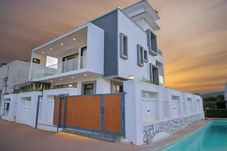 Spacious 5-bedroom villa in welcoming Karandoli with AC, WiFi And Much More!!