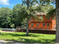 Charming 3-BR Cabin/House, Pool, creek, 35Acres with Fiber Internet in Pikeville