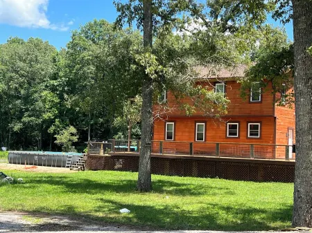 Charming 3-BR Cabin/House, Pool, creek, 35Acres with Fiber Internet in Pikeville