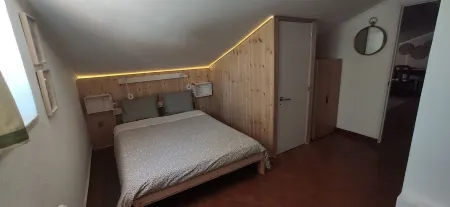 First Floor Attic Apartment Отели в г. Пареде