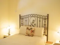 Private suite 103 with beautiful gardens, shared pool and BBQ area! Hotels in Dominical