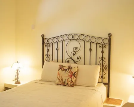 Private suite 103 with beautiful gardens, shared pool and BBQ area! Hotels in Dominical