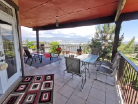 Serene Lake & Mountain View Retreat in Kettle Valley"