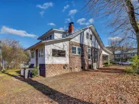 Radiant Gloucester House w/ Private Porch! Hotels in Ware
