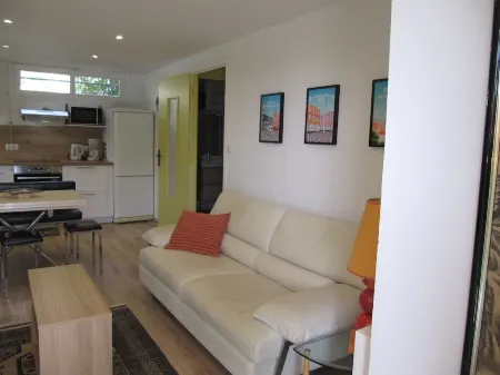 2-room apartment, bathroom wc, small terrace, free parking, Wifi, Tv Canal+. Отели в г. Ванс