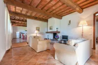 3-Bedroom Apartment Tuscany, Ancient Farm, Nature, Swimming Pool, 6 Guests