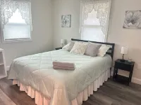 Charming 3-bedroom house on Winnisquam Lake, Hotels in Tilton