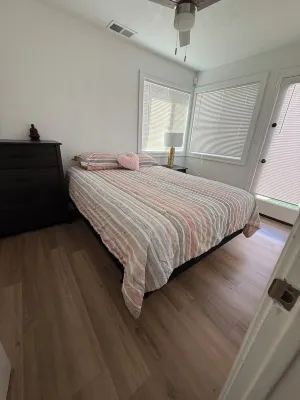 Charming 2-bedroom bungalow with WiFi, AC close to downtown & next to LA Bakery.