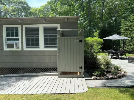 Charming North Fork Beach Cottage Отели в г. Пеконик