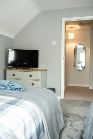 Cheerful two bedroom cottage with field views