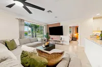 Sunny-Haven 3 Bedroom PoolVilla With GameRoom near the Beach & Shopping Centers