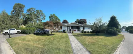 Charming 4-bedroom house with salt water pool, AC and WiFi in Hampton Bays