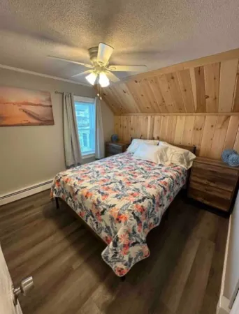 Walking distance to Salisbury Beach, parking for 5 cars, 3-bedroom house, WiFi Отели рядом с достопримечательностью «Pines Camping Area»